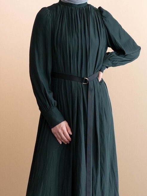 サテンギャザーワンピース(ダークグリーン) | IKITSUKE