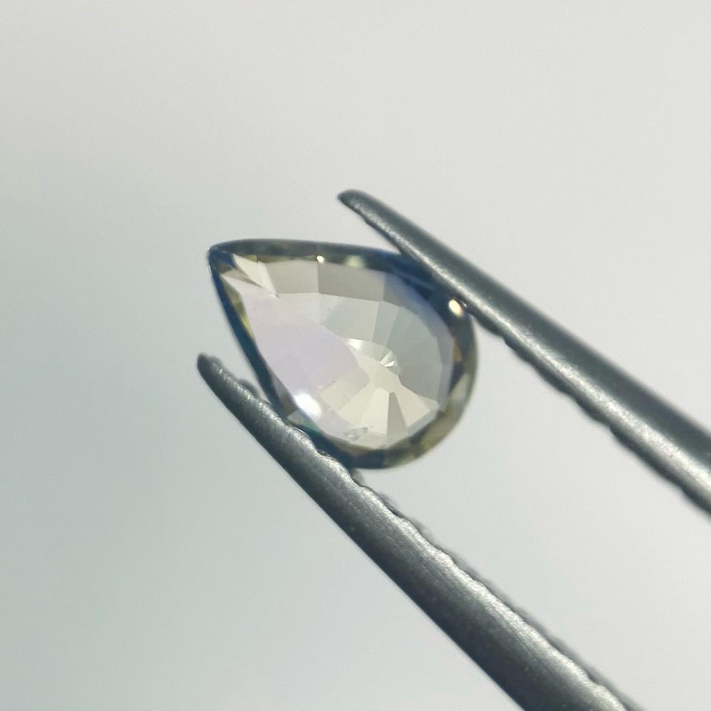 真珠の耳飾りの少女のようなカラーのサファイア