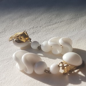 白いヴィンテージビーズのイヤリング (t-55)