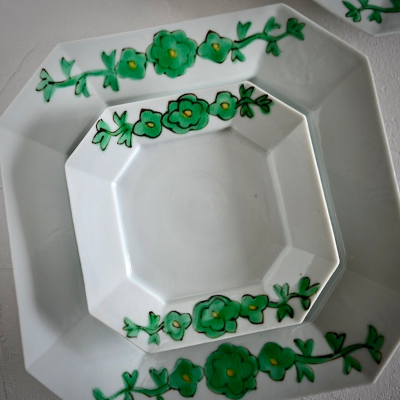 村田菜穂美作　隅切皿　【大】(22cm)  鉄絵花もよう［2104130001451］