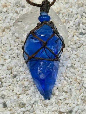 アンダラクリスタル　ディープブルー　マクラメネックレス紐付き