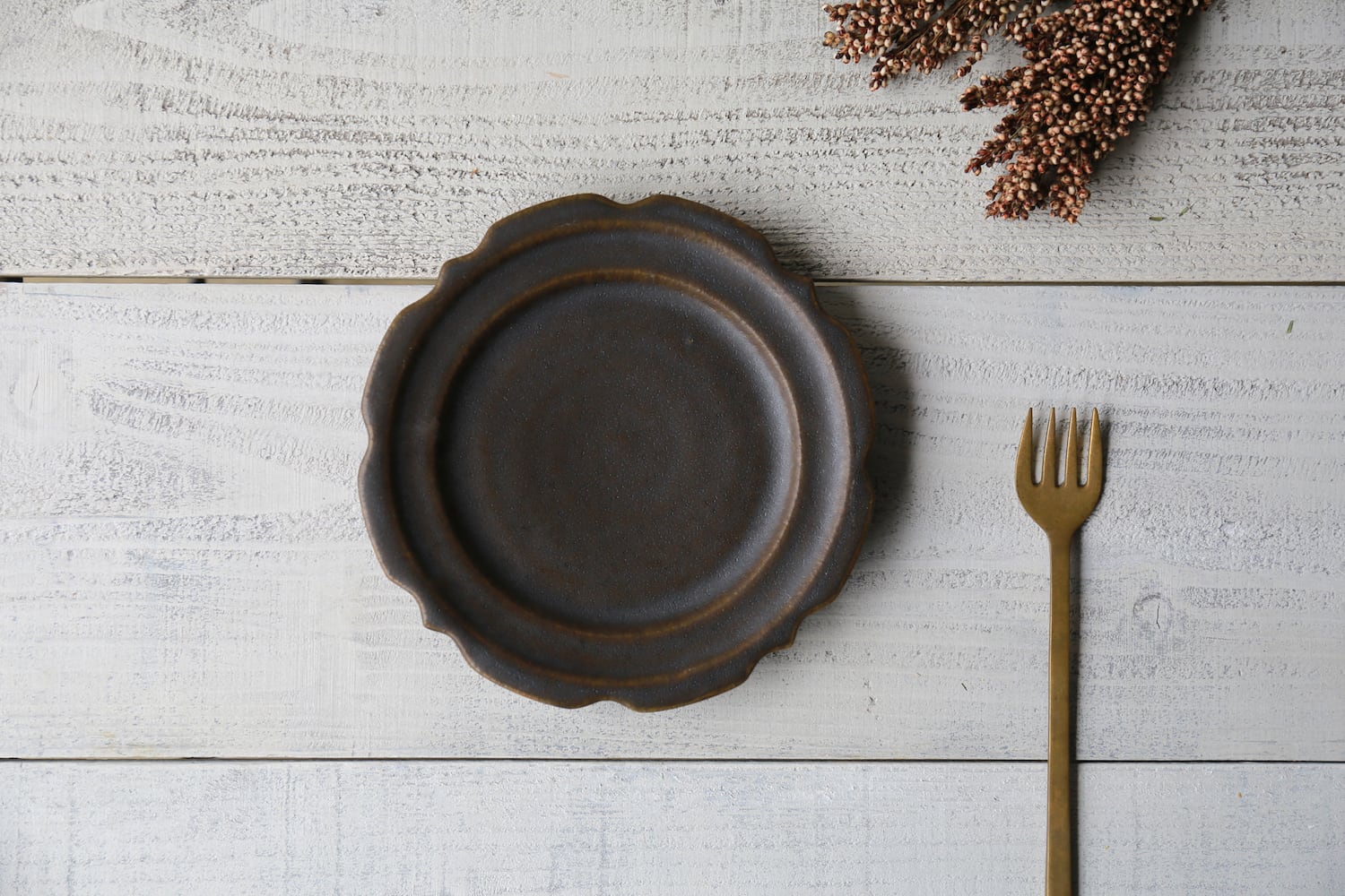 古銅　のったり　2416g トヒチサ　東さ7-0604① サビ釉 彫刻皿6寸 | 古谷製陶所