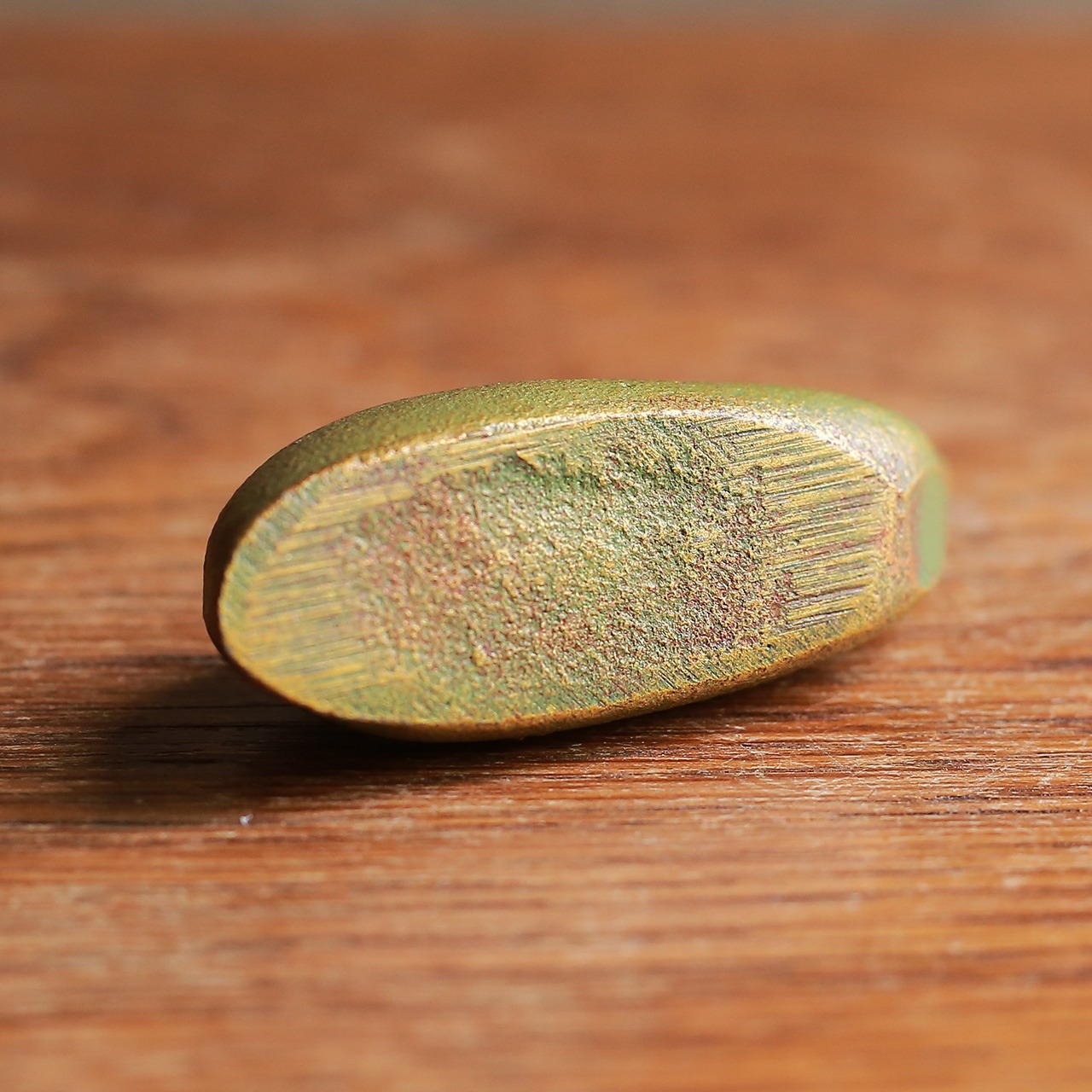 空を見上げる、小さなネズミのペーパーウェイト