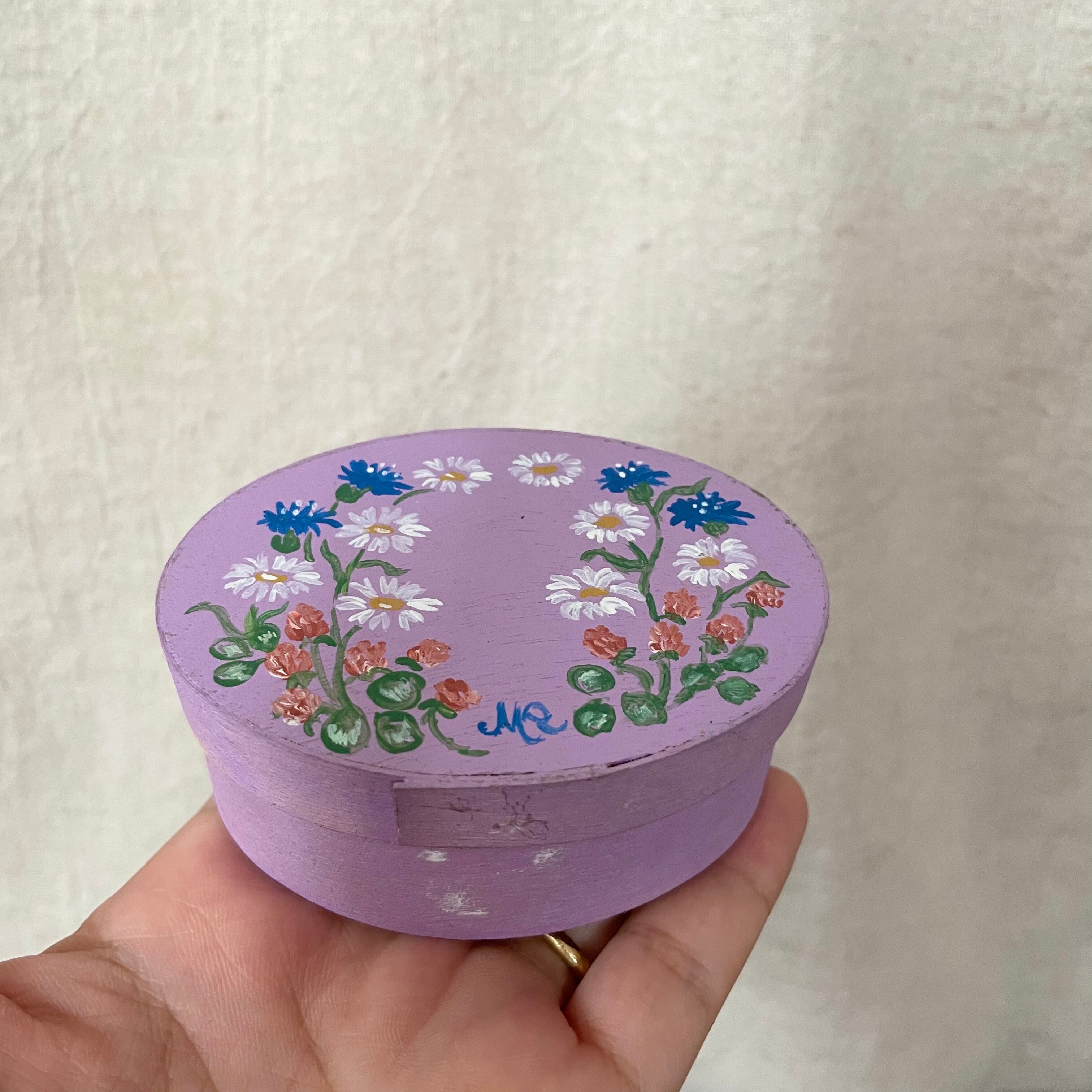 手描きの花模様の木箱