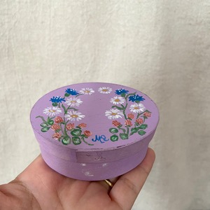 手描きの花模様の木箱