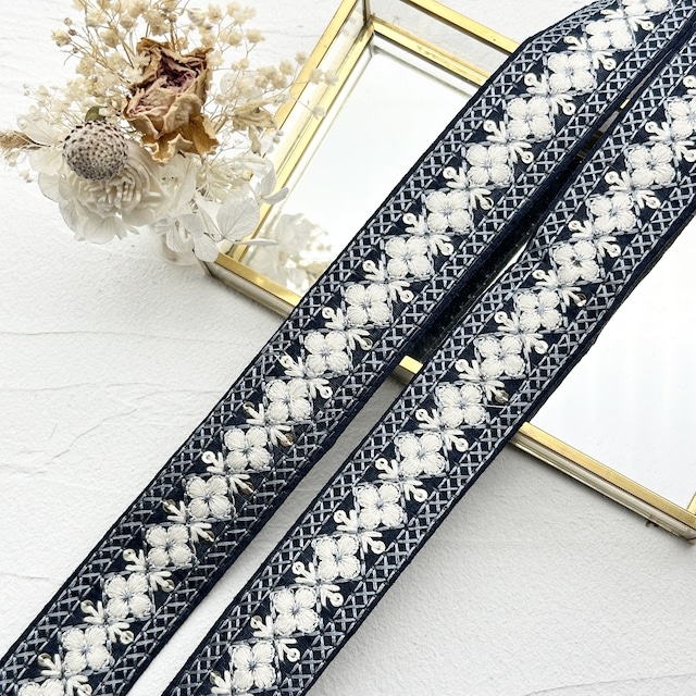 1ロール　モザイクミニ　[ホワイトネイビー］インド刺繍リボン　1883-1R