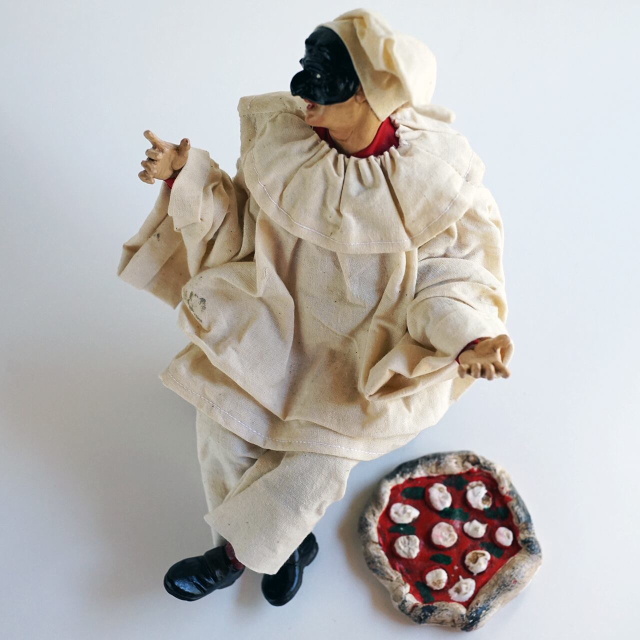 ピザを持って座っているプルチネッラ（大） ー ナポリの幸運のお守り