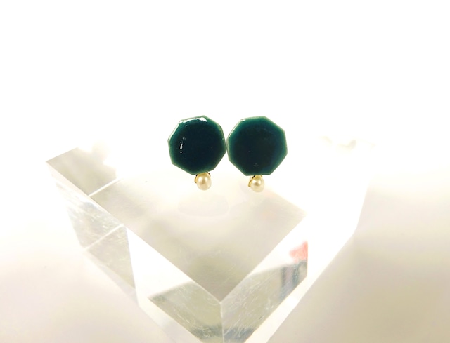 小さな六角 と小さな淡水パールの陶pierce/earring（深緑）