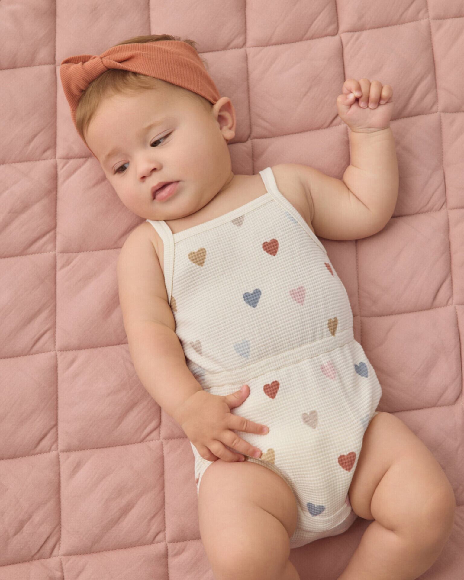 【QUINCY MAE】WAFFLE CINCH ROMPER CONFETTI HEARTS / NATURAL