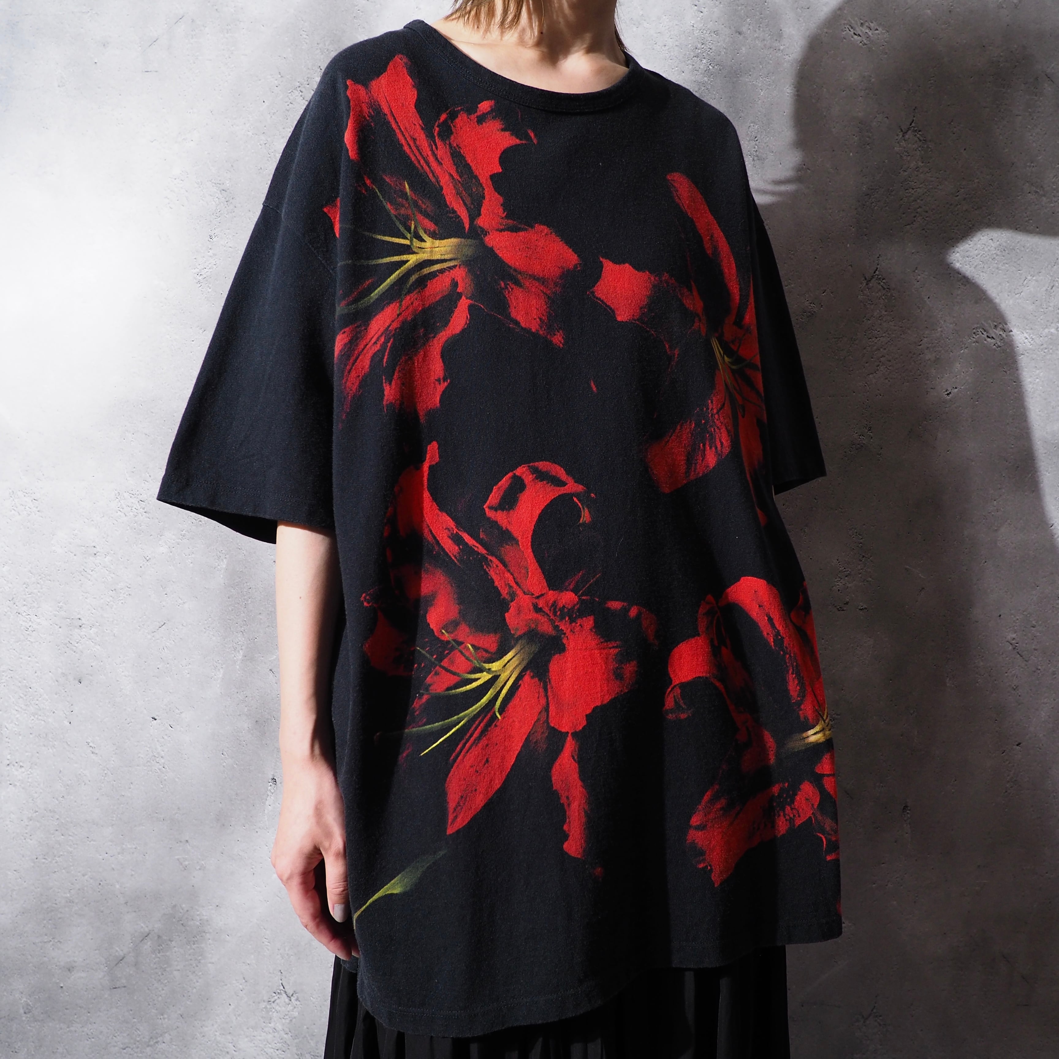 ” LAD MUSICIAN ” red lily painted loose black Tee