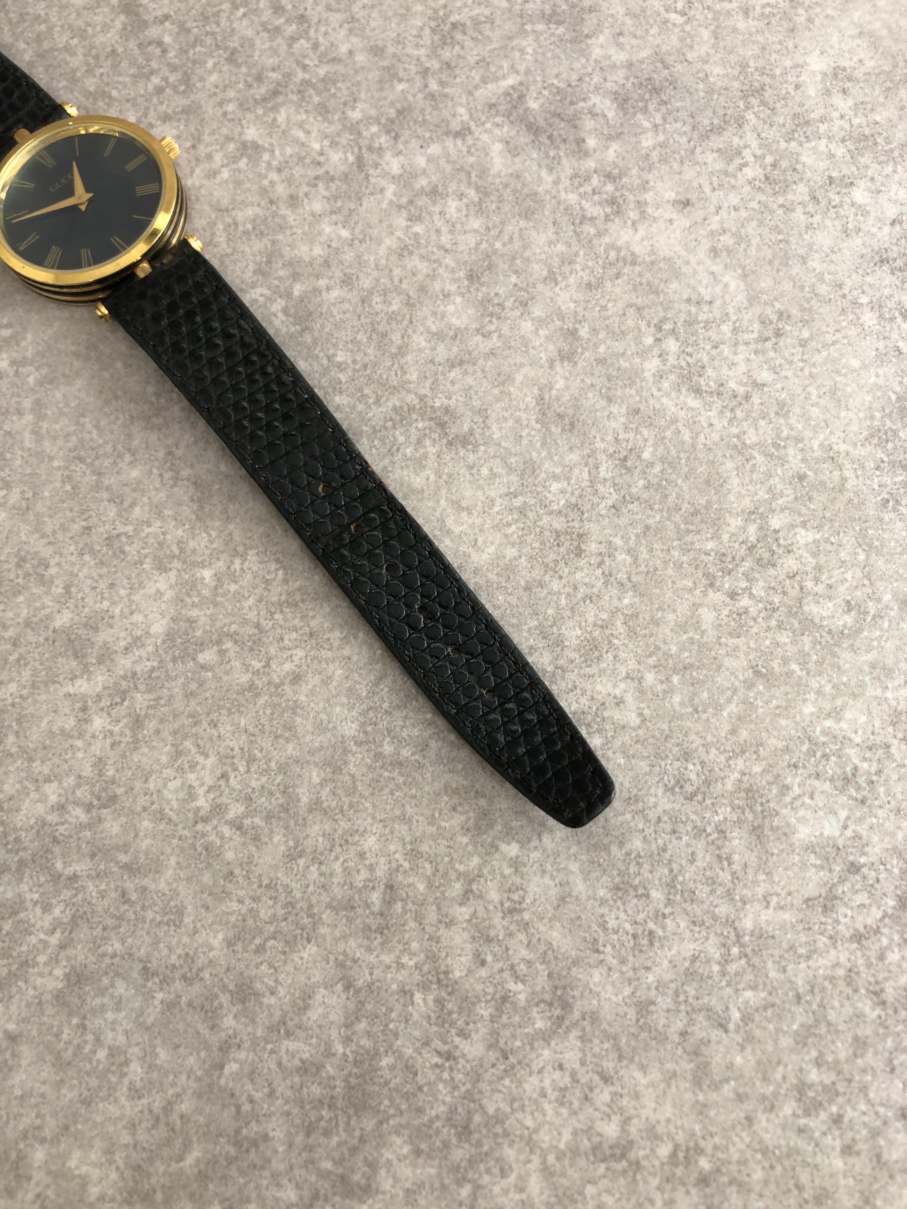 GUCCI グッチ 腕時計 ゴールド×ブラック ローマ文字 レザー vintage