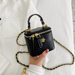 ショルダーバッグ レディース チェーンバッグ スクエアバッグ バッグ 斜めがけバッグ 肩がけバック 手持ちバッグ 3way スクエア型 シンプル 大人 おしゃれ 大人女子 存在感 デート お出かけ 休日 旅行 お買い物 普段使い 韓国系 スタイル 送料無料 春 夏 秋 冬 オールシーズン 小さめ ホワイト ブラック レッド ピンク