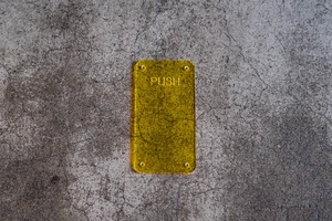 ACRYLIC PUSH PLATE_Clear  Yellow