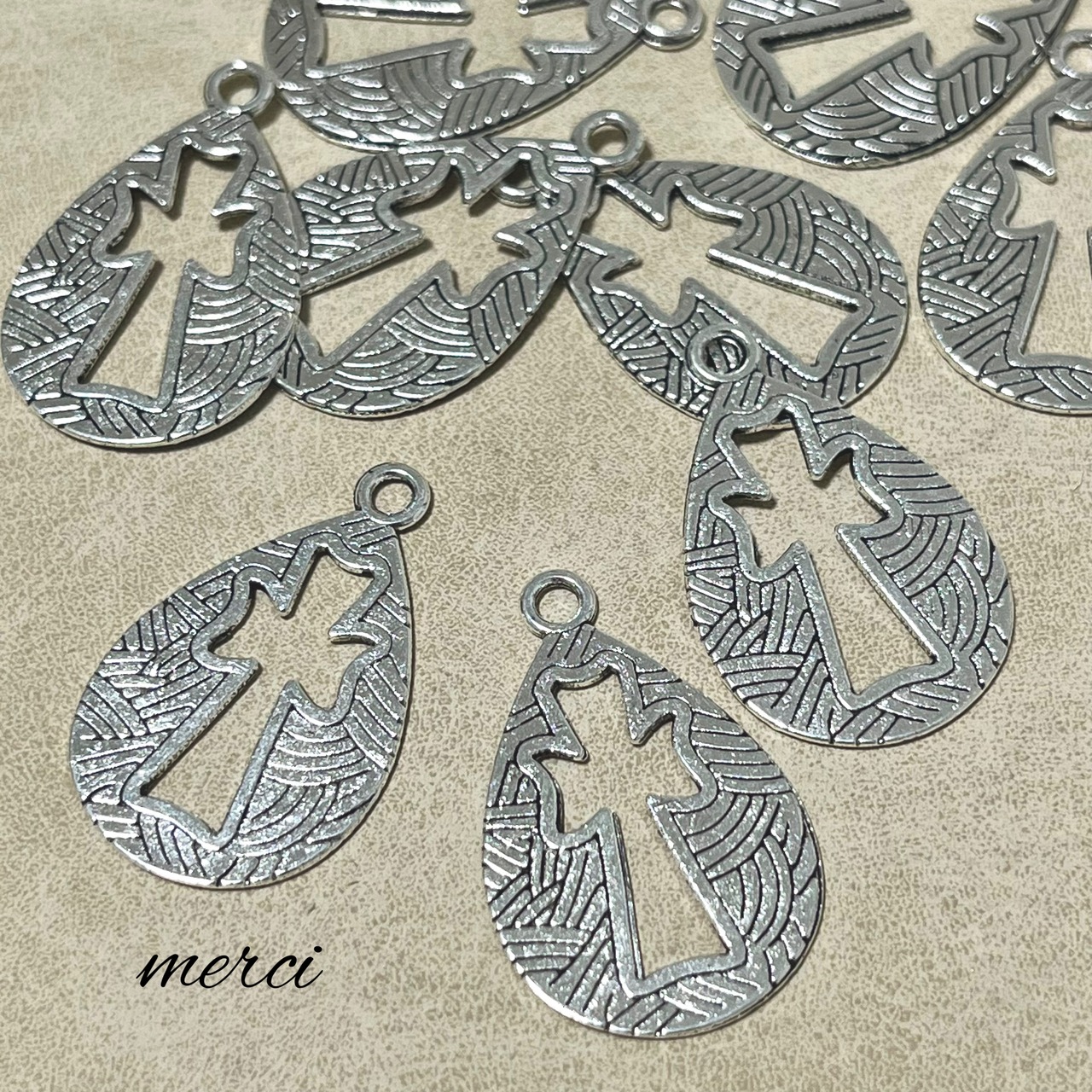 ドロップクロスチャーム/十字架/宗教/アンティークシルバー