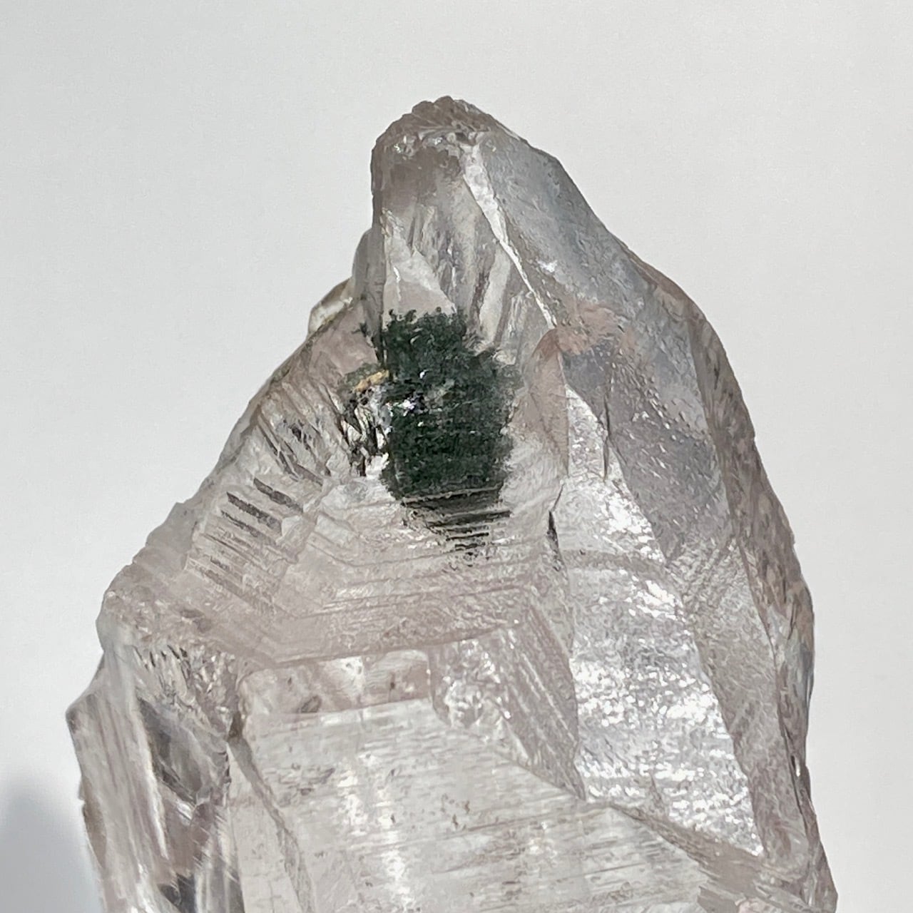 インドヒマラヤマニハール産クローライト・イン・クォーツのポイント