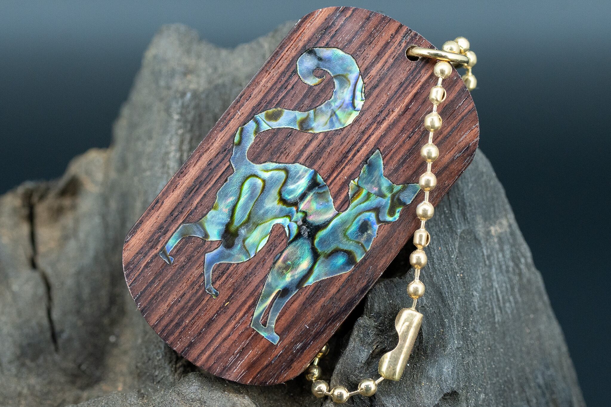 【王室御用達 】 キングウッド ドッグタグ 象嵌 探る視線