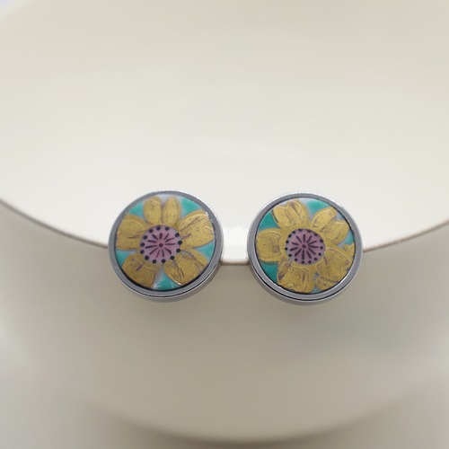 Stud earrings31