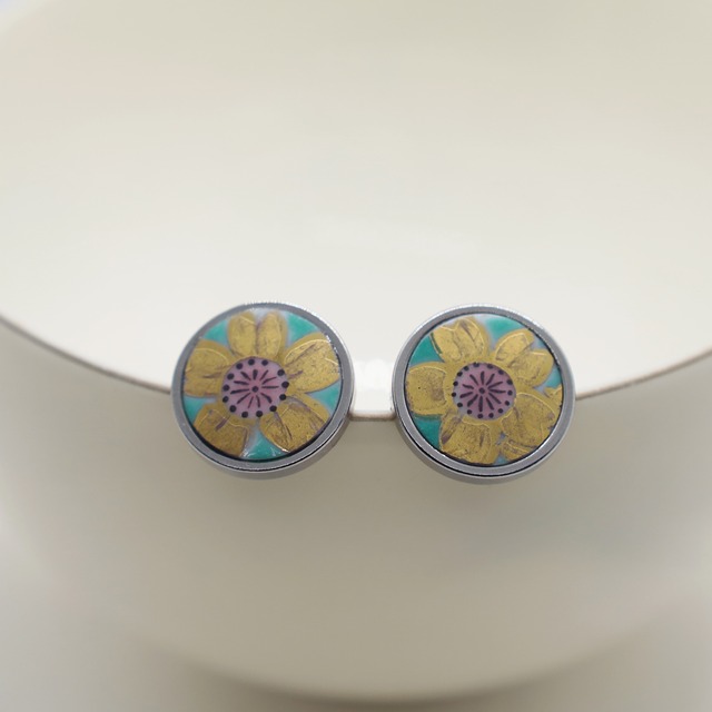 Stud earrings32