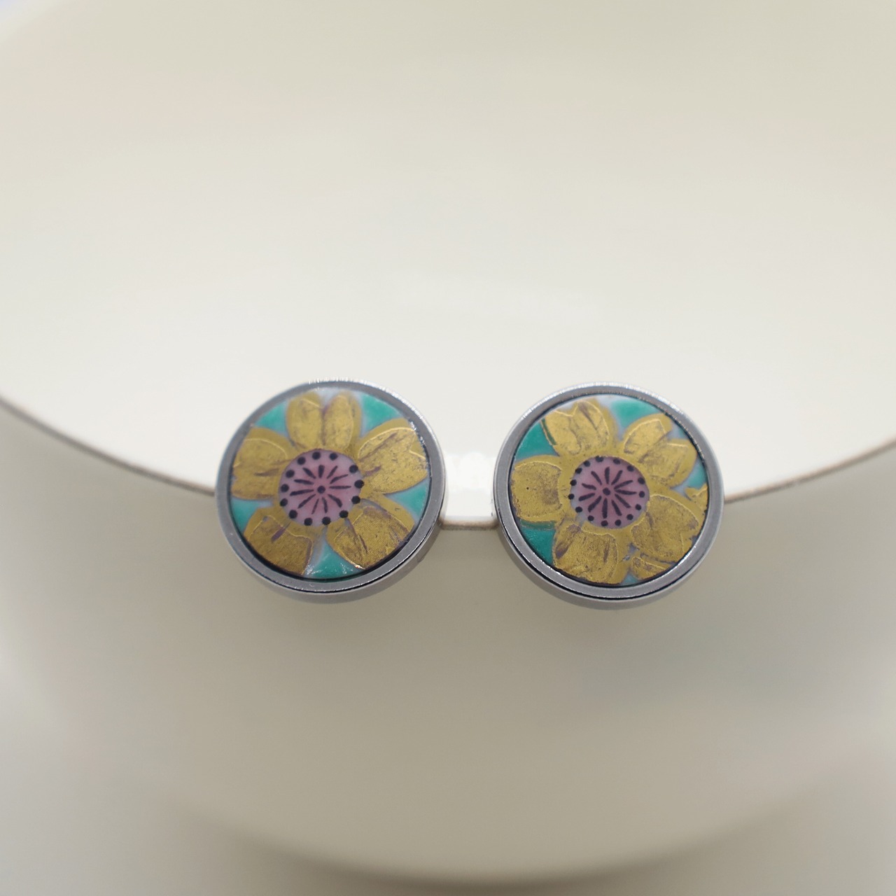Stud earrings31
