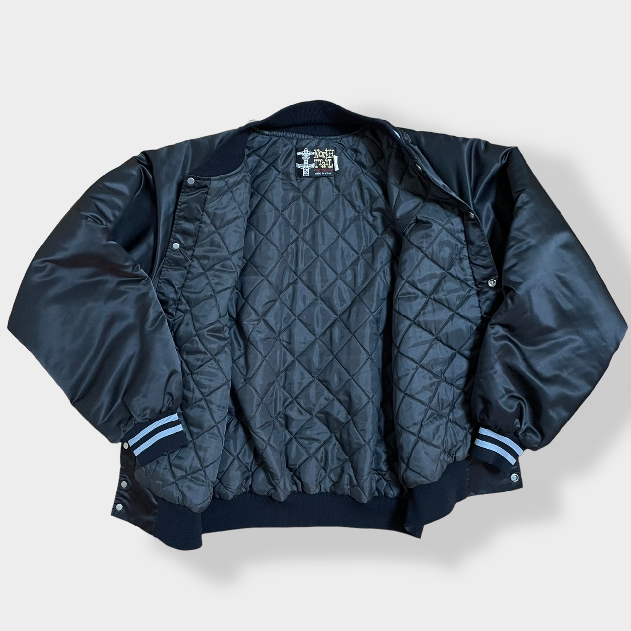 【NORTH TRAIL】90s USA製 スタジャン ブルゾン ナイロンジャケット 企業系 企業ロゴ ワンポイント バックプリント 両面プリント ラインリブ 2XL 極太アーム ビッグシルエット黒ボディ US古着