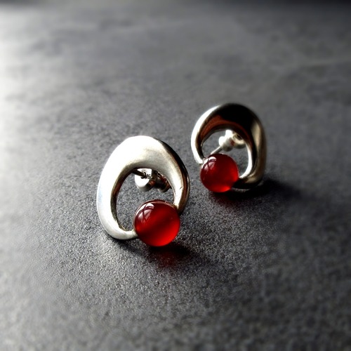 小さな赤・メノウのシルバーピアス　(No.5178)