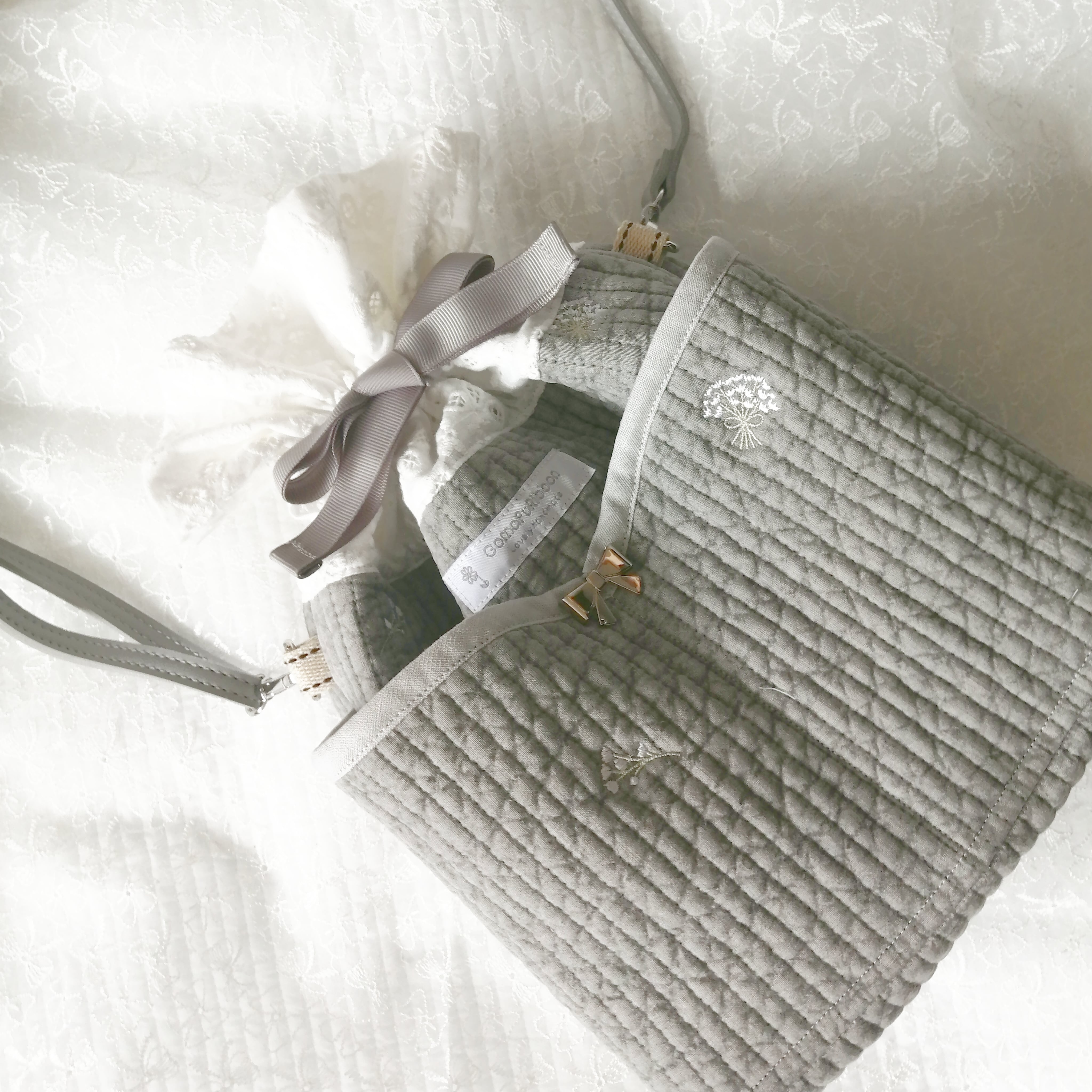刺繍ヌビの斜めがけ巾着トート 爽やかグレー カスミソウの刺繍 幅広めのリボン ストラップ付