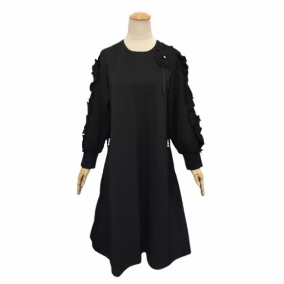 【新品】スーパービューティー袖フリルデザインダンボールニットタフタワンピース44 2024 年秋冬物 袖フリルデザイン ダンボールニット×タフタ