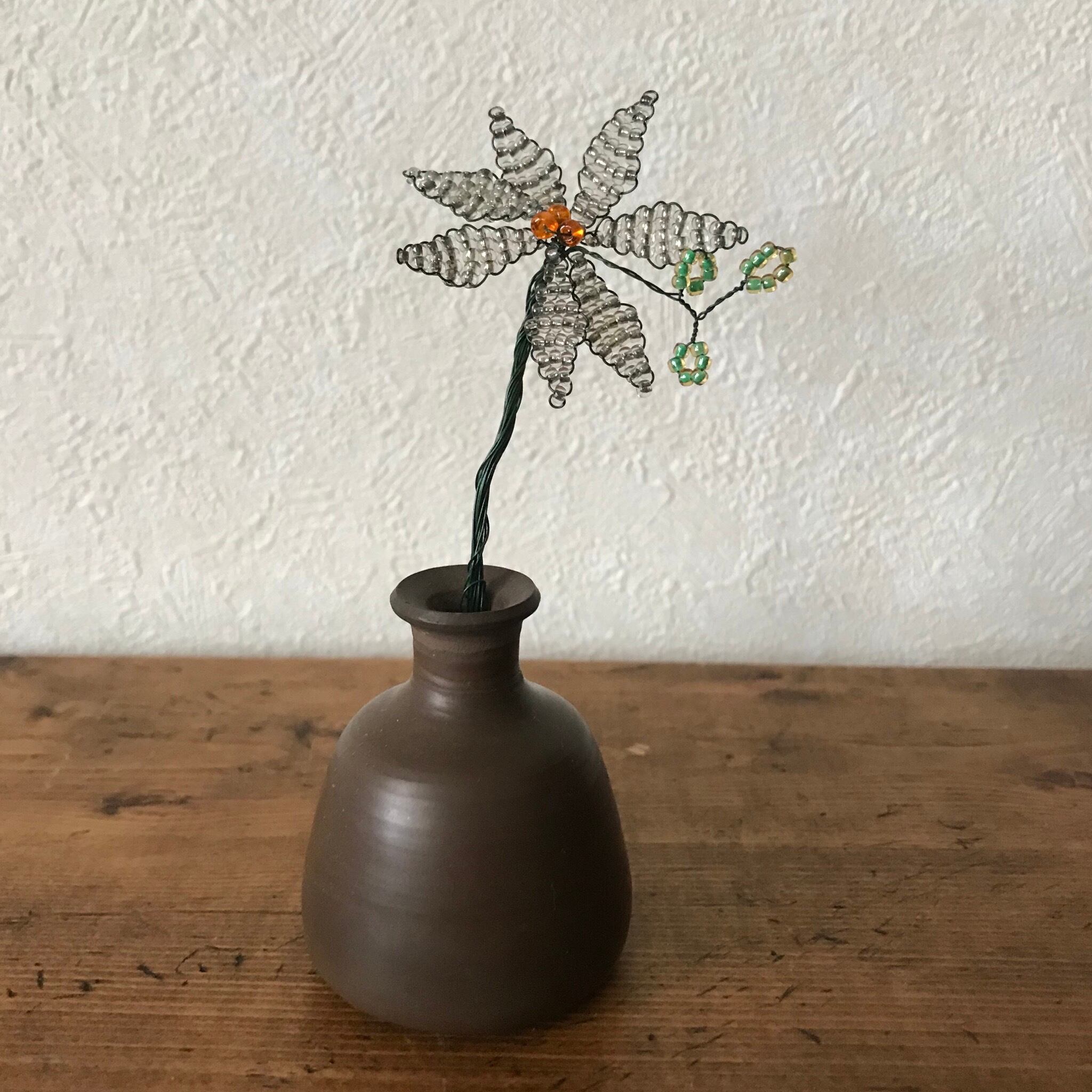 ビーズの花と一輪挿し