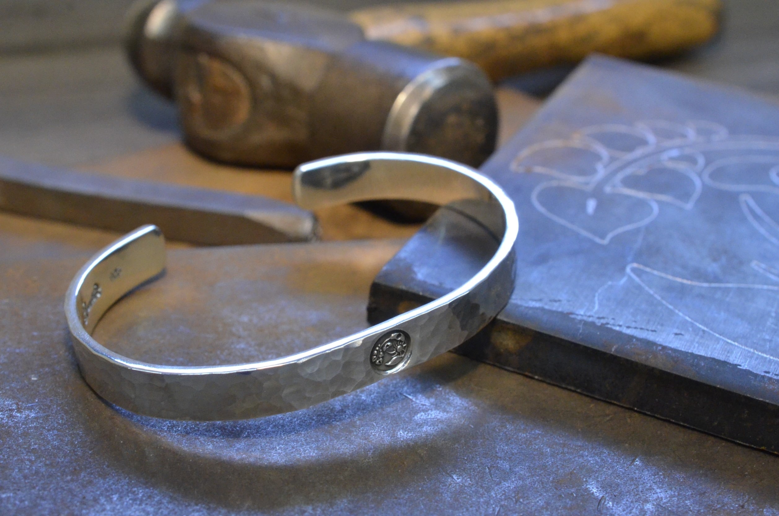 オーダー品　羽バングル&羽フロート Hammmered Logo Bangle- M | 彫金工房アルソミトラ