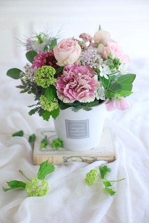 【色合い選べる】2024母の日フラワーギフト「フラワーアレンジメントSサイズ」