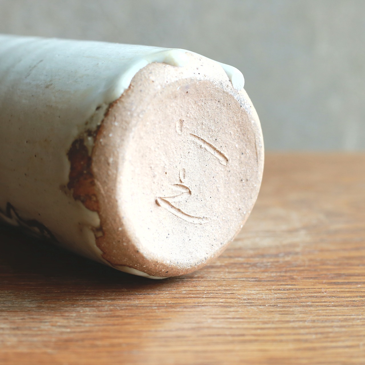 陶器 筒型 花瓶 鉄絵 植物文様 ヴィンテージ 花器｜素朴な土の風合いと職人の手仕事を感じる民藝調の佇まい