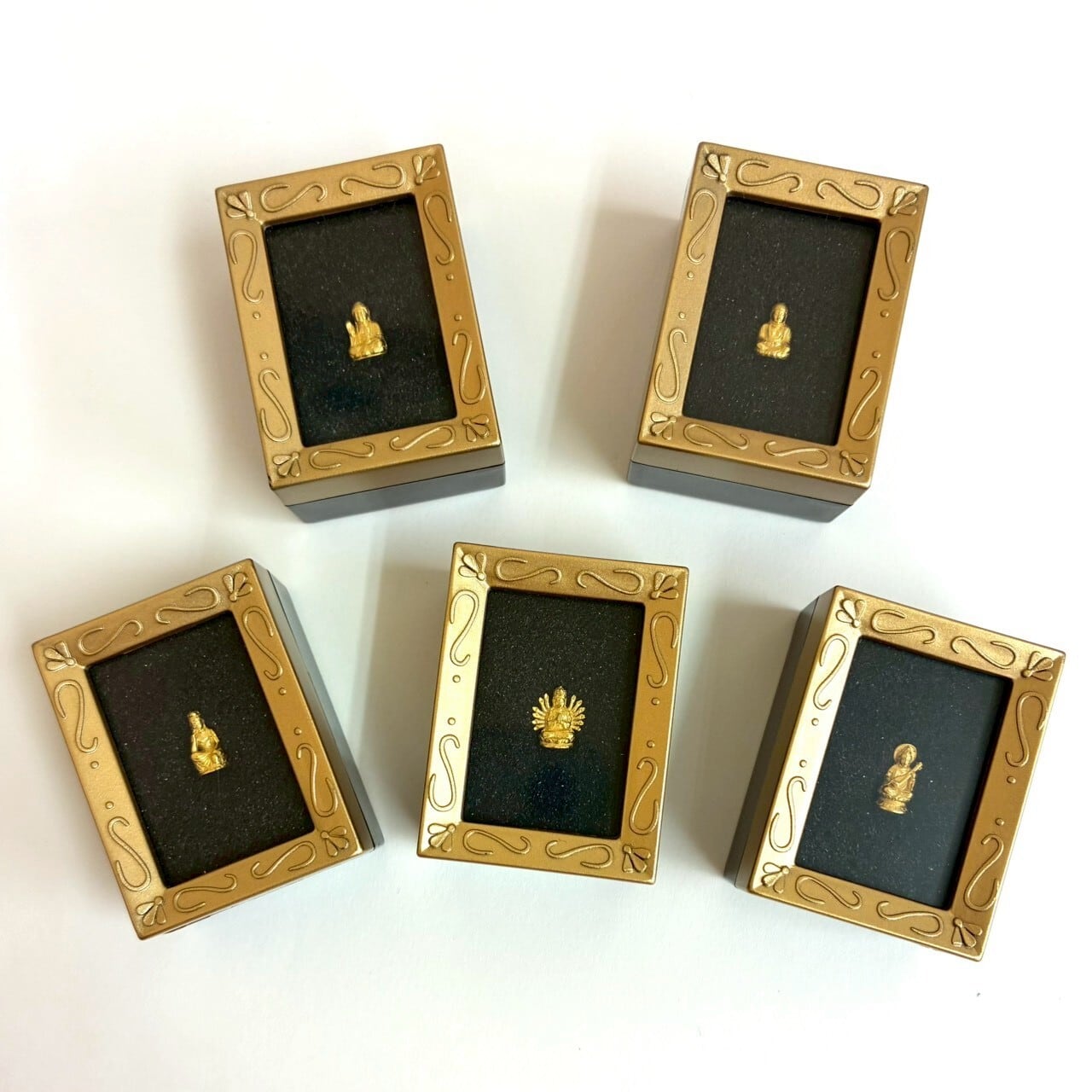 アロワナ 金色刺繍 標本額装 純金 約1g 弥勒菩薩像 バージョン2 指先サイズの芸術品 JUNGOLD
