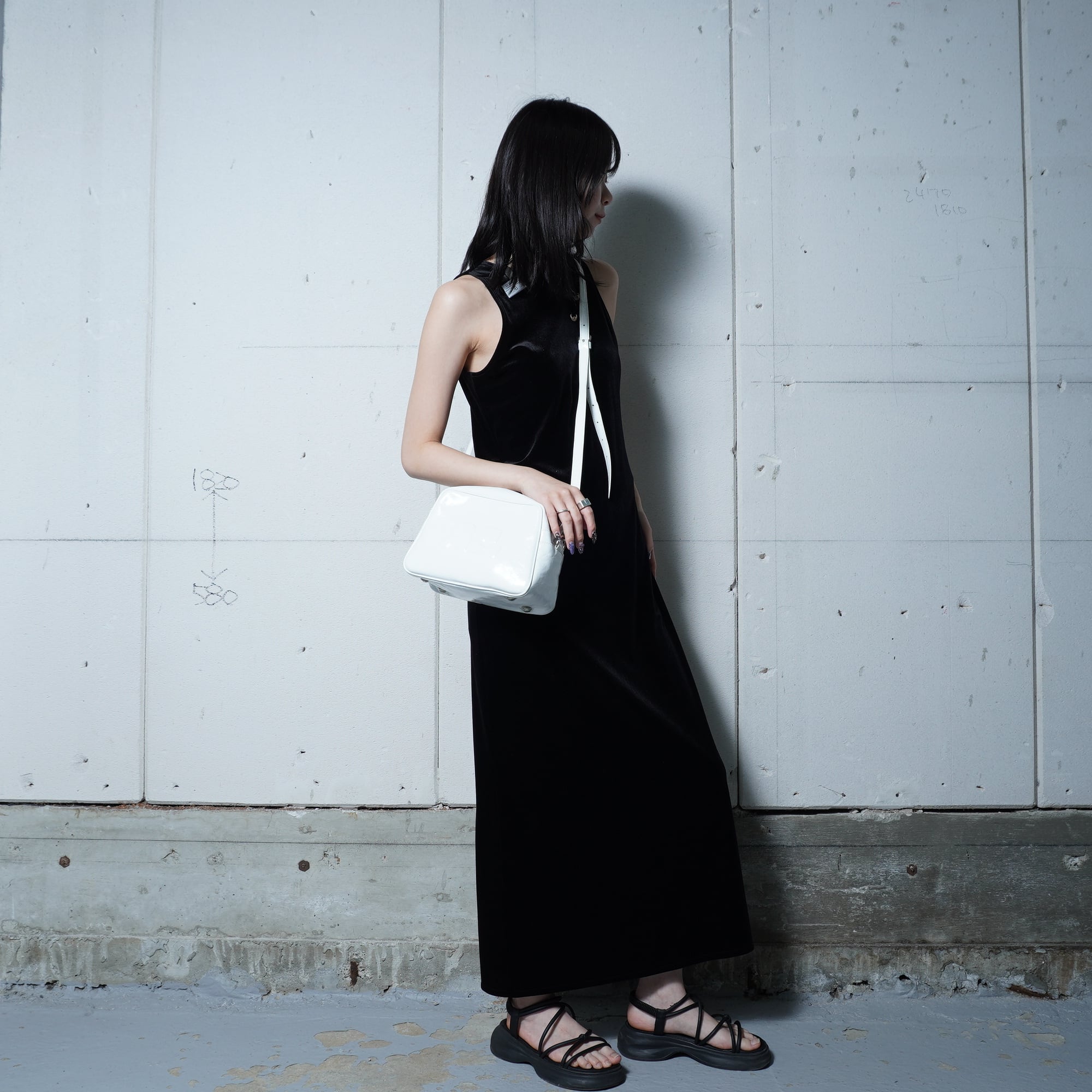 【極美品】Courrèges ハンドバッグ　クレージュエナメルバッグ　y2k Courrèges】クレージュ 近年モデル 
