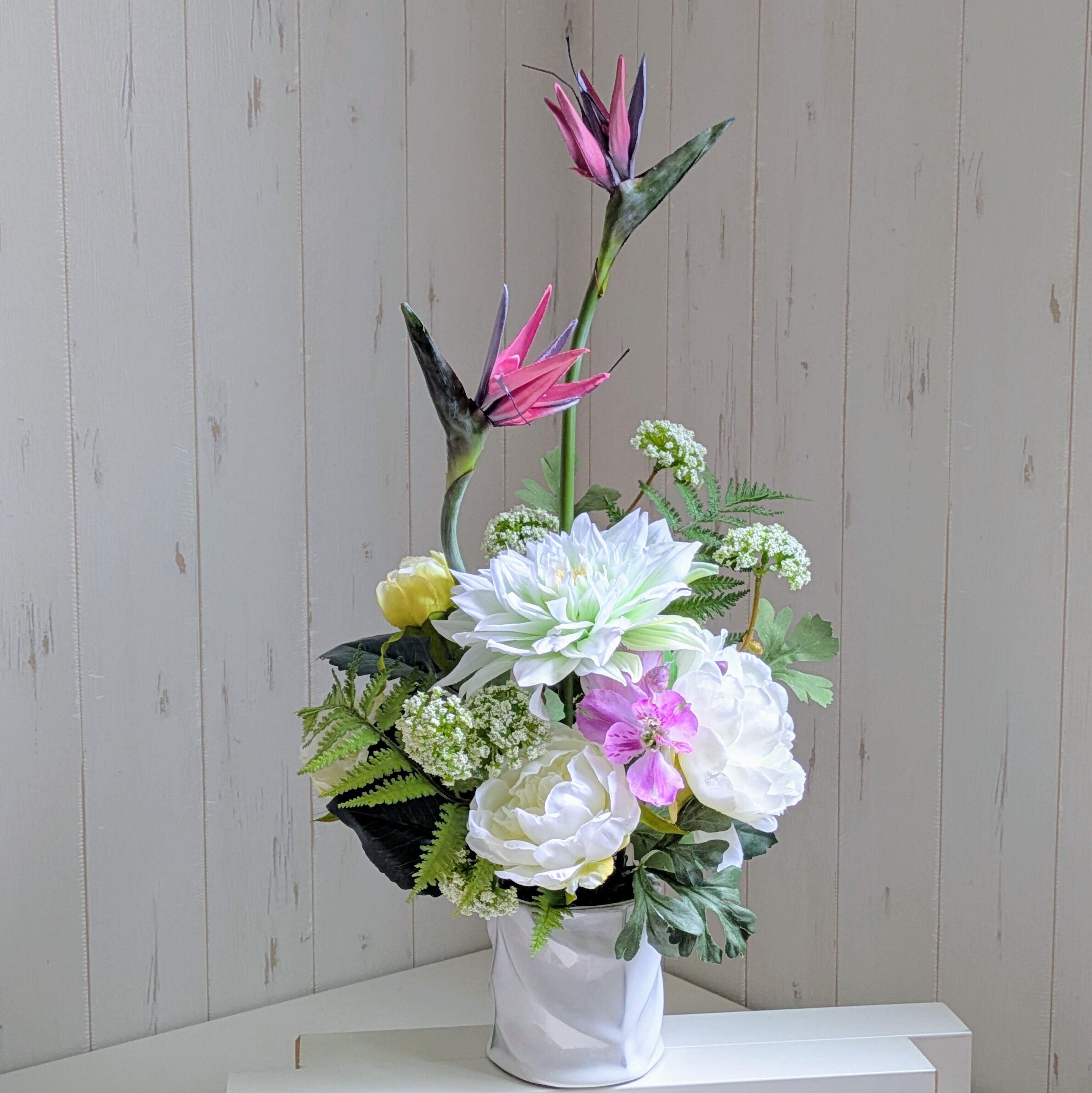 ホワイトグリーンダリア、ストレチアアレンジメント | Flower Art Shop