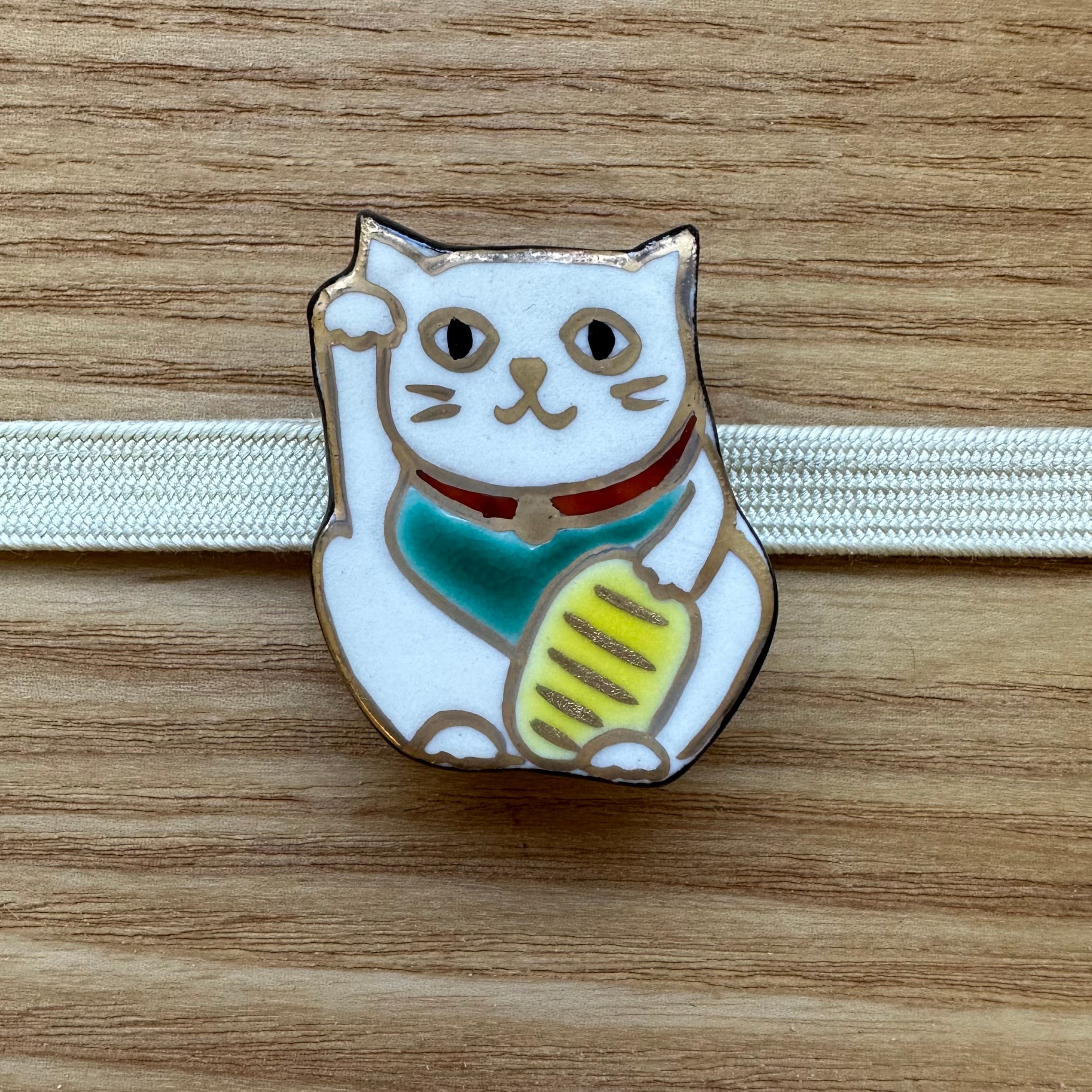 招き猫（帯留・ブローチ） | 黒猫胡椒堂