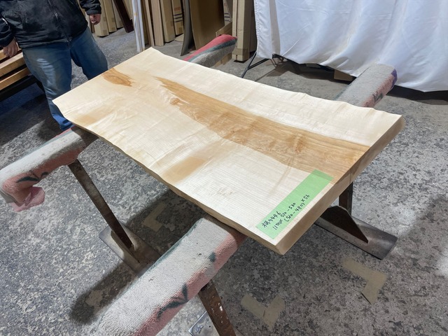 トチ9446　トチの木　一枚板無垢 乾燥材　1150x510-530x56mm カウンター　棚　テレビ台　カウンター　センターテーブル　窓台 　橡　栃