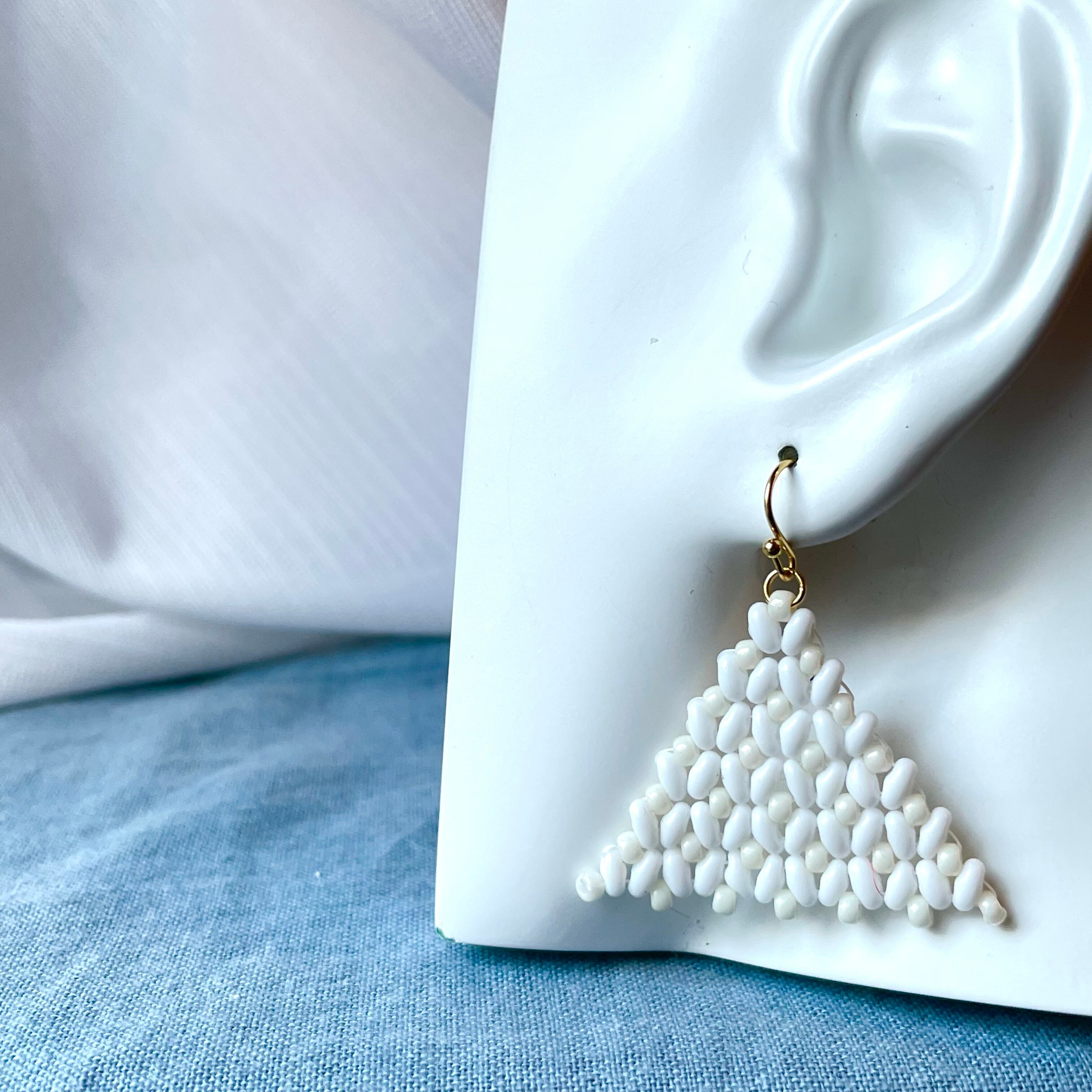 チェコビーズ ツイン大きな三角 ホワイト／アイボリー ピアス