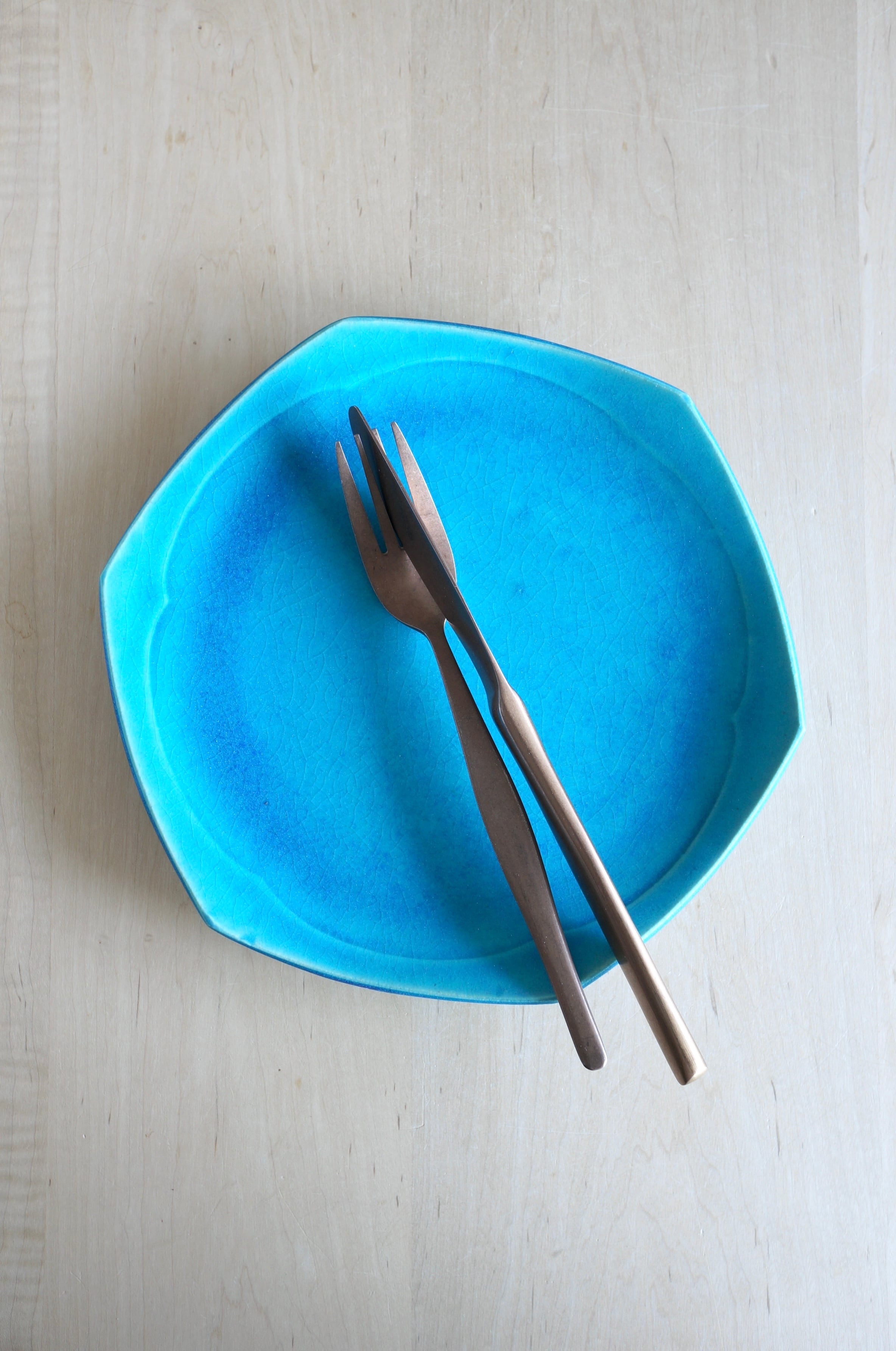 大嶺工房｜青釉六角花皿 | うつわ佳日