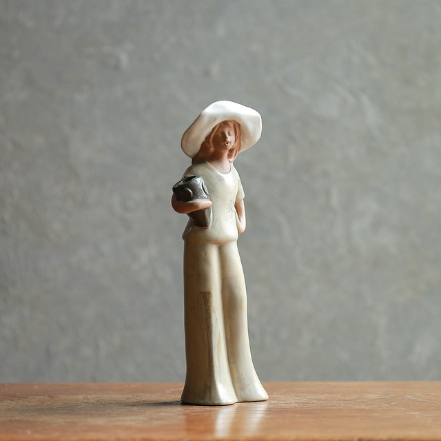 ご機嫌に歌を歌う女性の、一輪挿し 4