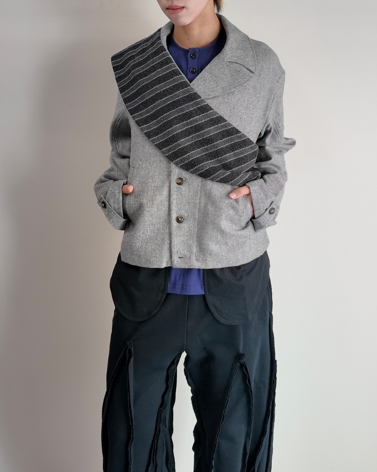 【26/AW STRONGTHE】GREY / SBAI TAILORED BIKER JACKET WITH DETACHABLE SASH SCARF