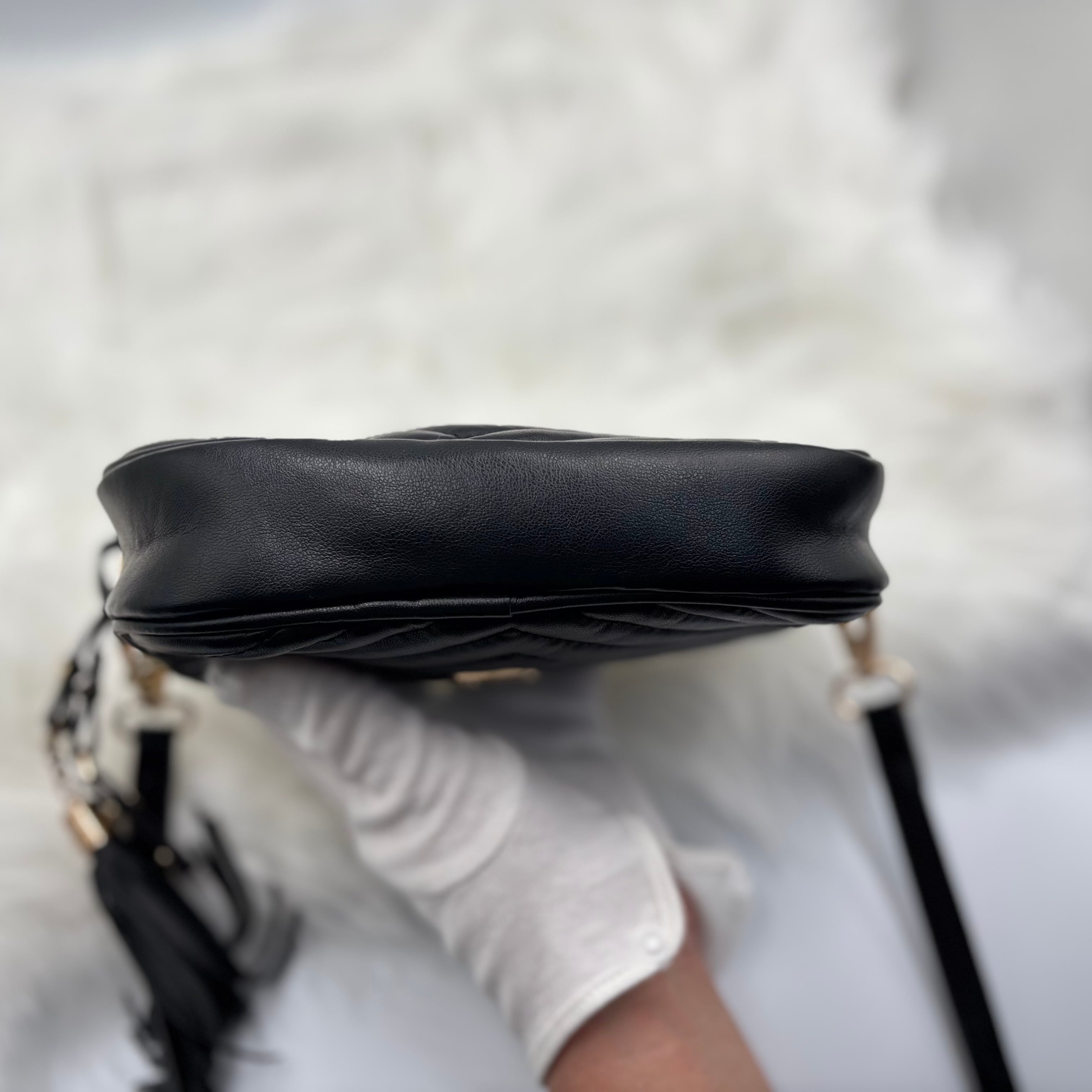 ✨美品✨イヴサンローラン Vステッチ レザー カメラバッグ ショルダー