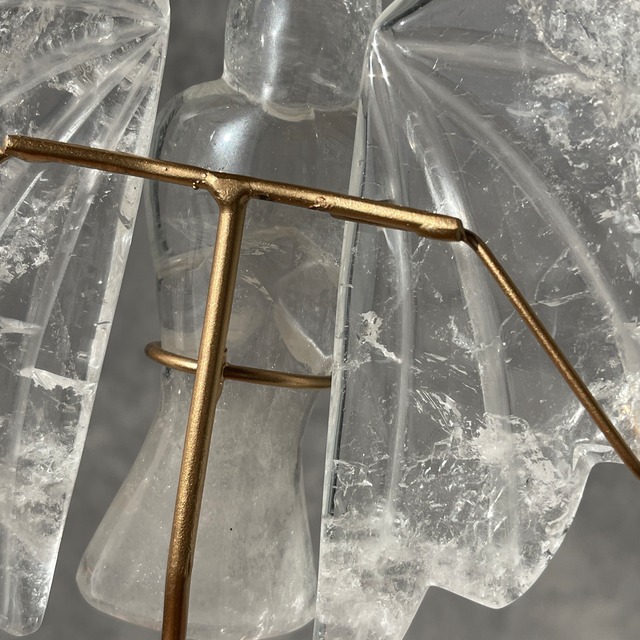 ブラジル・ゴイーア州 クリスタリーナ産 クリアクォーツ エンジェル 彫刻｜スタンド付き