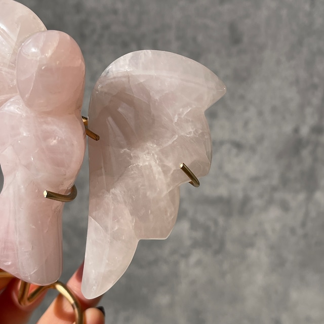 ブラジル・バイーア州産 ローズクォーツ エンジェル 彫刻｜天使｜スタンド付き