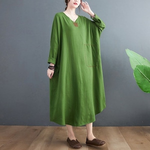 EMBROIDERED V-NECK LONG SLEEVE MIDI DRESS M-18161