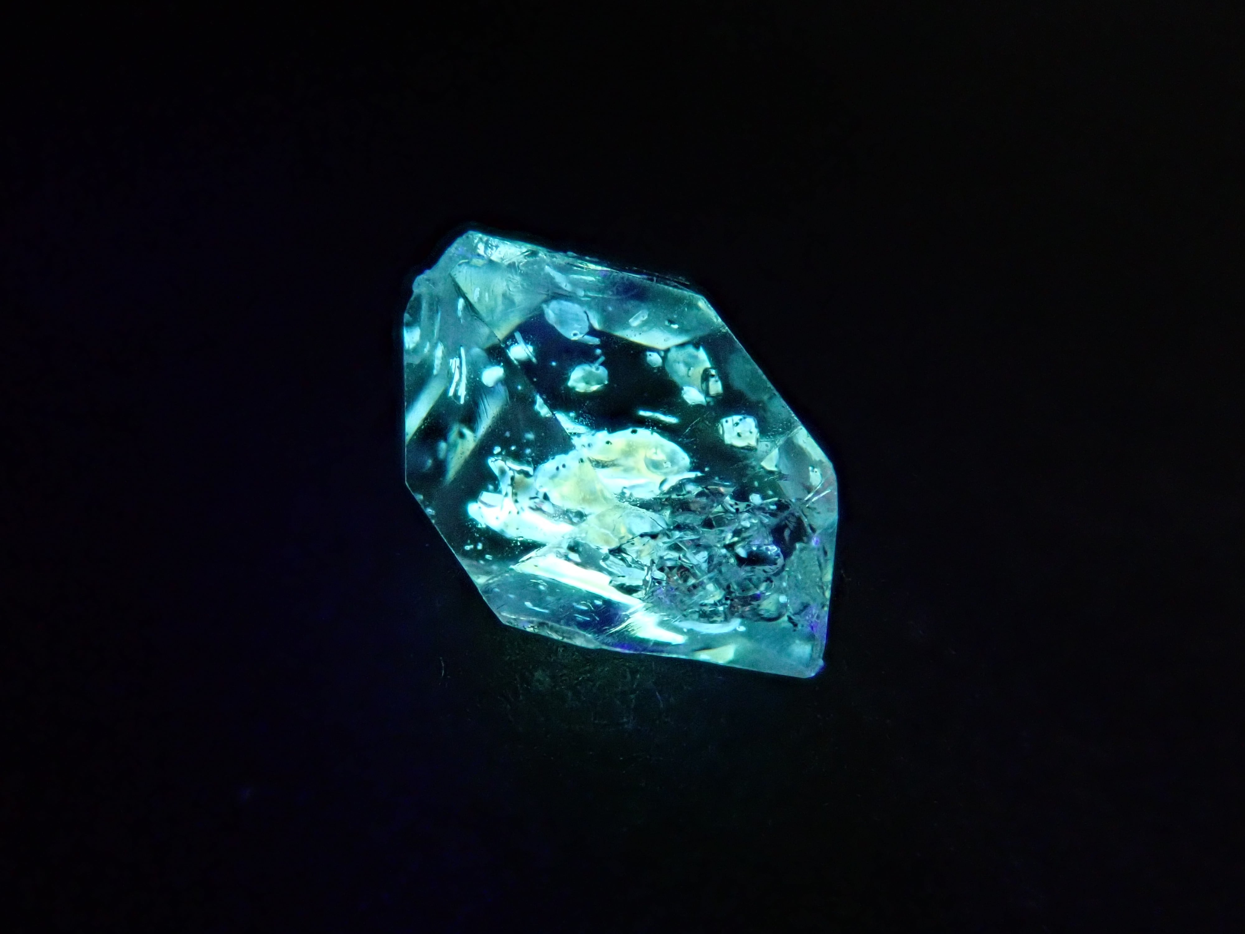 パキスタン産オイルインクォーツ 0.244ct