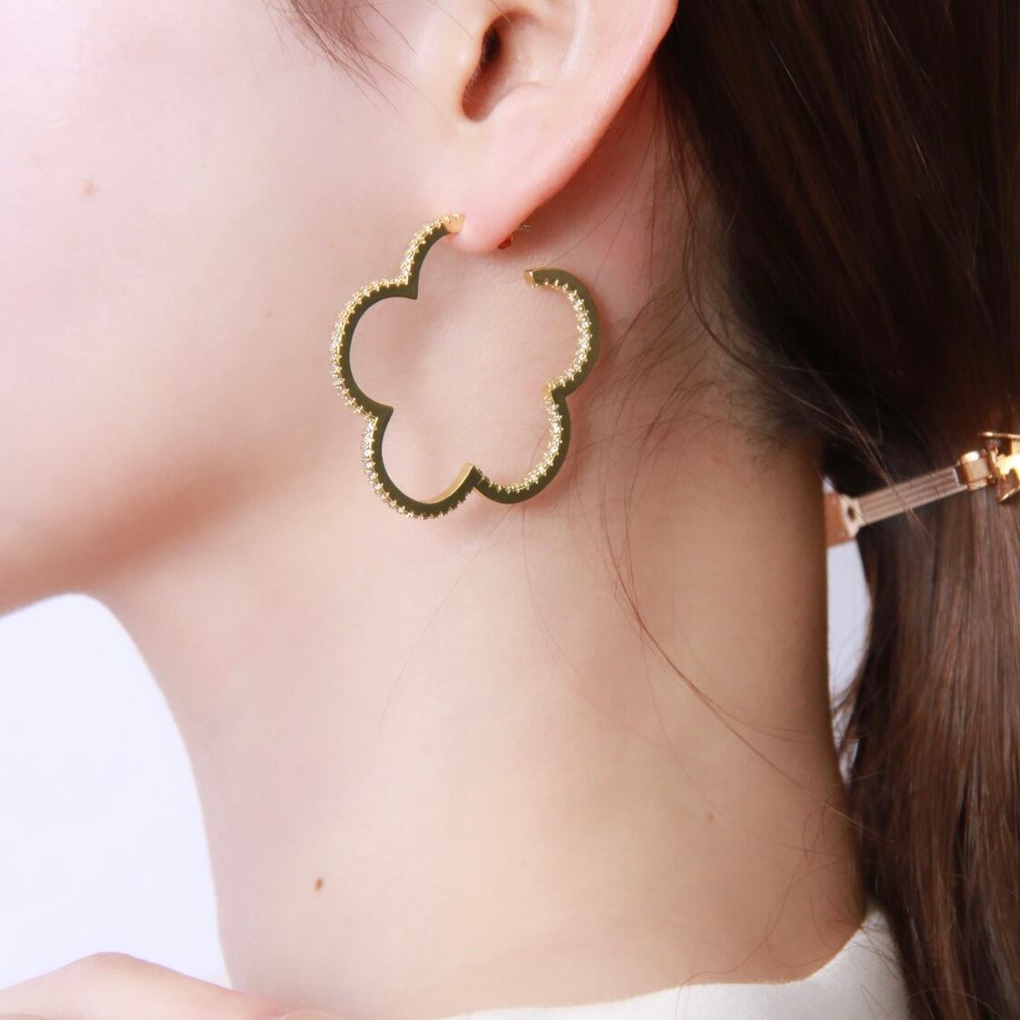 沢山ビジューとフラワーのフープピアス Flowerフープピアス | BIJOUX+RAVI 【ビジュープラスラヴィ】アクセサリー