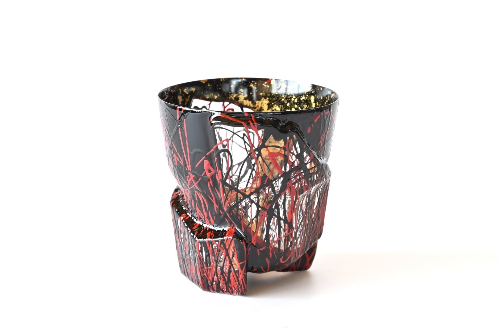 漆とガラスの芸術酒器】薄さ1mm、漆のみでつくられた飲み口