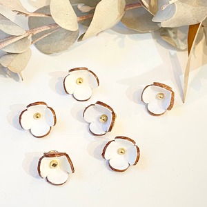 【アウトレット3D立体レザーフラワー】クローバーS (ピン付)10mm  ホワイトカラー6個入