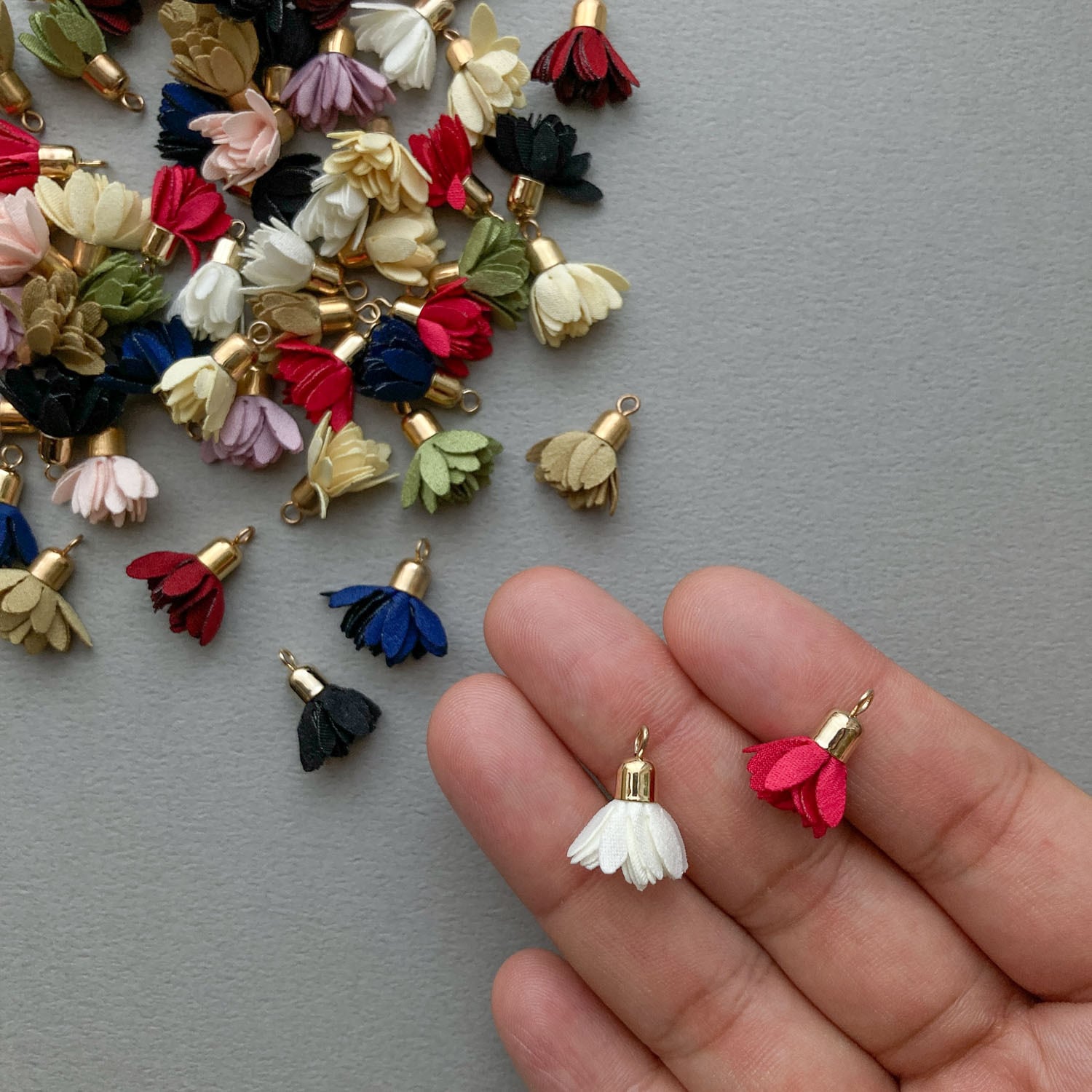 キャップ付きミニ花びらタッセル | Dua-アクセサリーパーツショップ