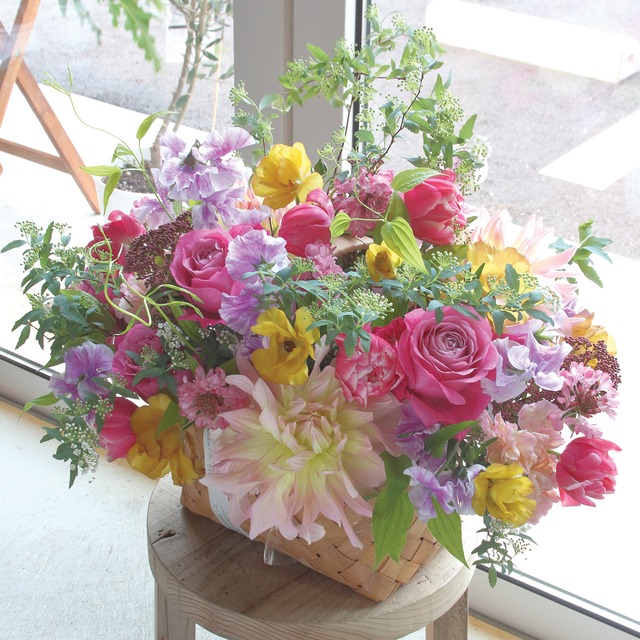 豪華に咲き誇る、季節のバスケットフラワーアレンジメント｜開店祝い・長寿祝いにピッタリ